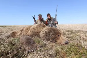 Traquer cet énorme ours brun côtier a été la plus grande expérience de ma carrière de chasseur