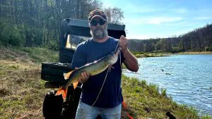 Un pêcheur en kayak bat son propre record de pêche en utilisant un leurre qu'il a conçu