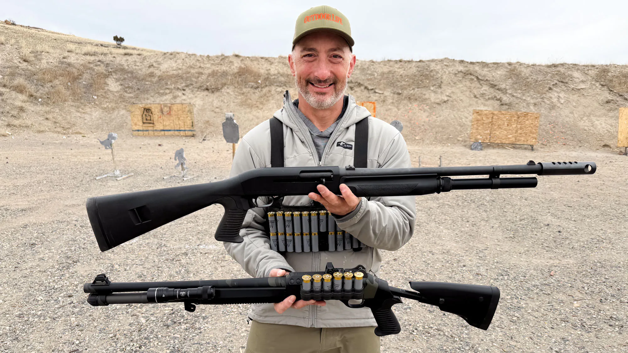Auteur tenant un Benelli M4 EXT dans une main et un M1 Super 90 dans l'autre