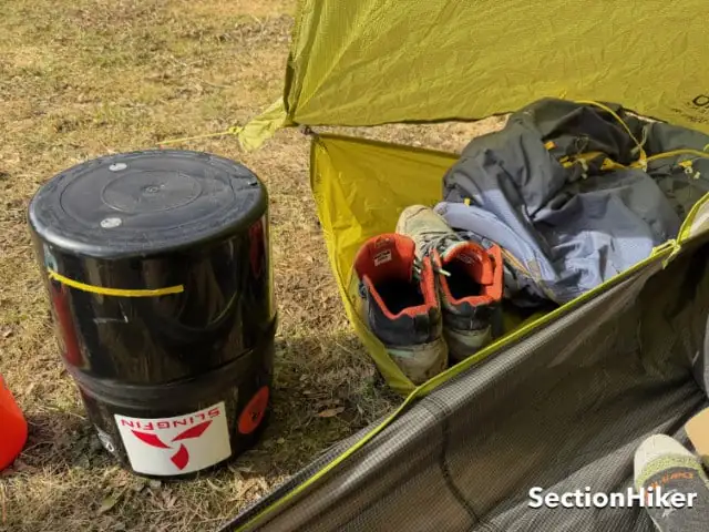 La zone d'atterrissage crée un espace sec sous le vestibule pour ranger le matériel.