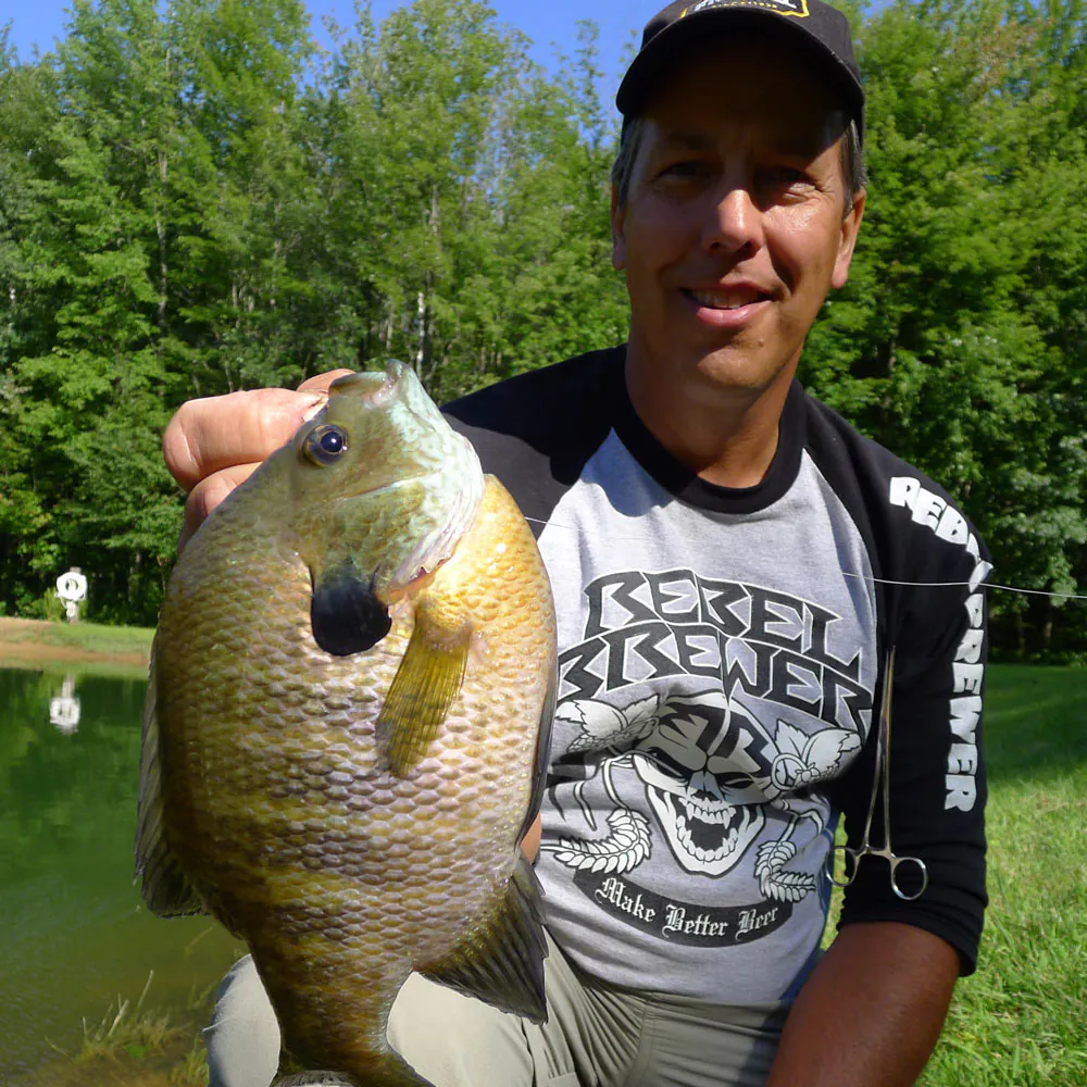 pêcheur tenant un bluegill