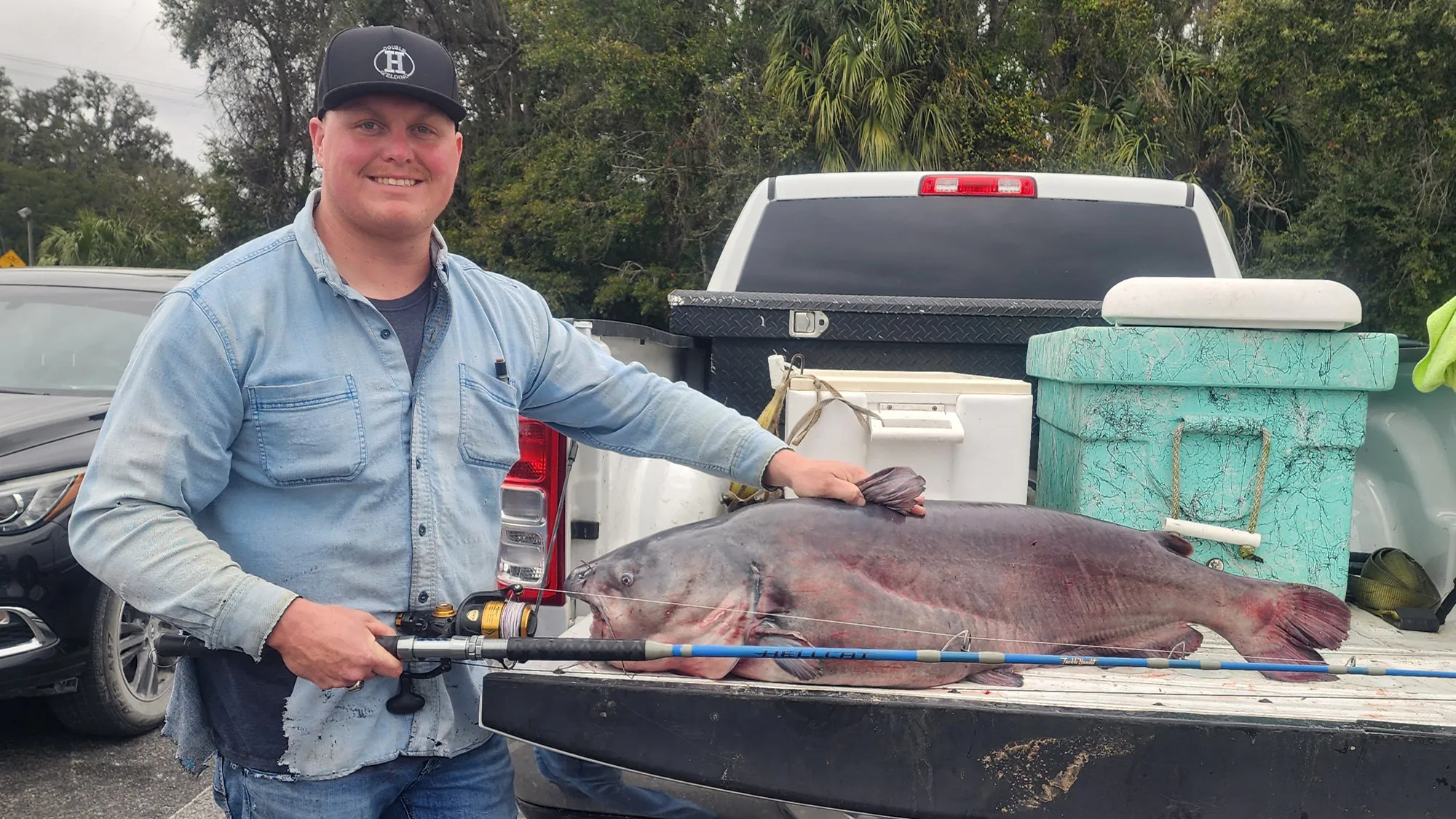 Un pêcheur de Floride avec un chat bleu record d'État.