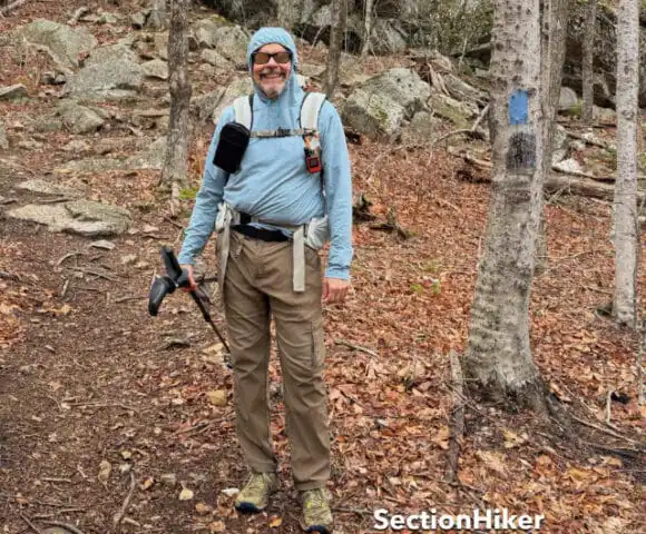 Le sweat à capuche REI Sahara Sun constitue également une excellente couche intermédiaire lors d'une matinée fraîche.