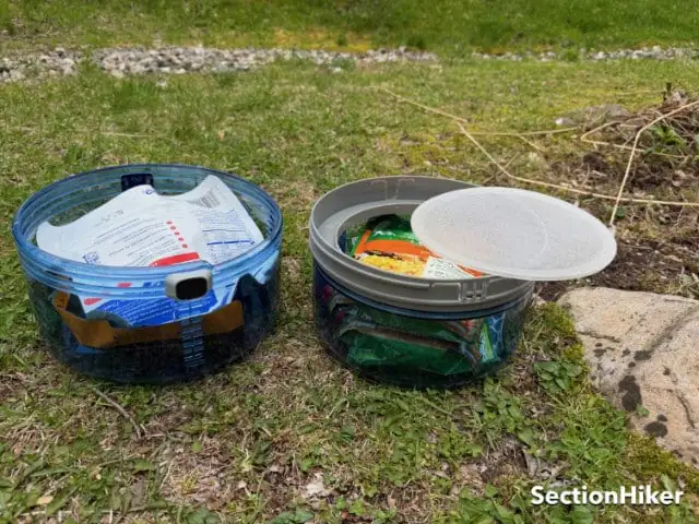 Les deux moitiés sont séparées par un séparateur qui facilite leur vissage.