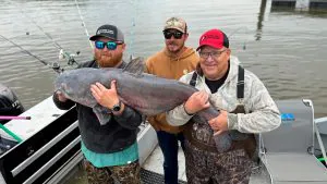 Un pêcheur de tournoi pèse un poisson-chat record en Virginie occidentale
