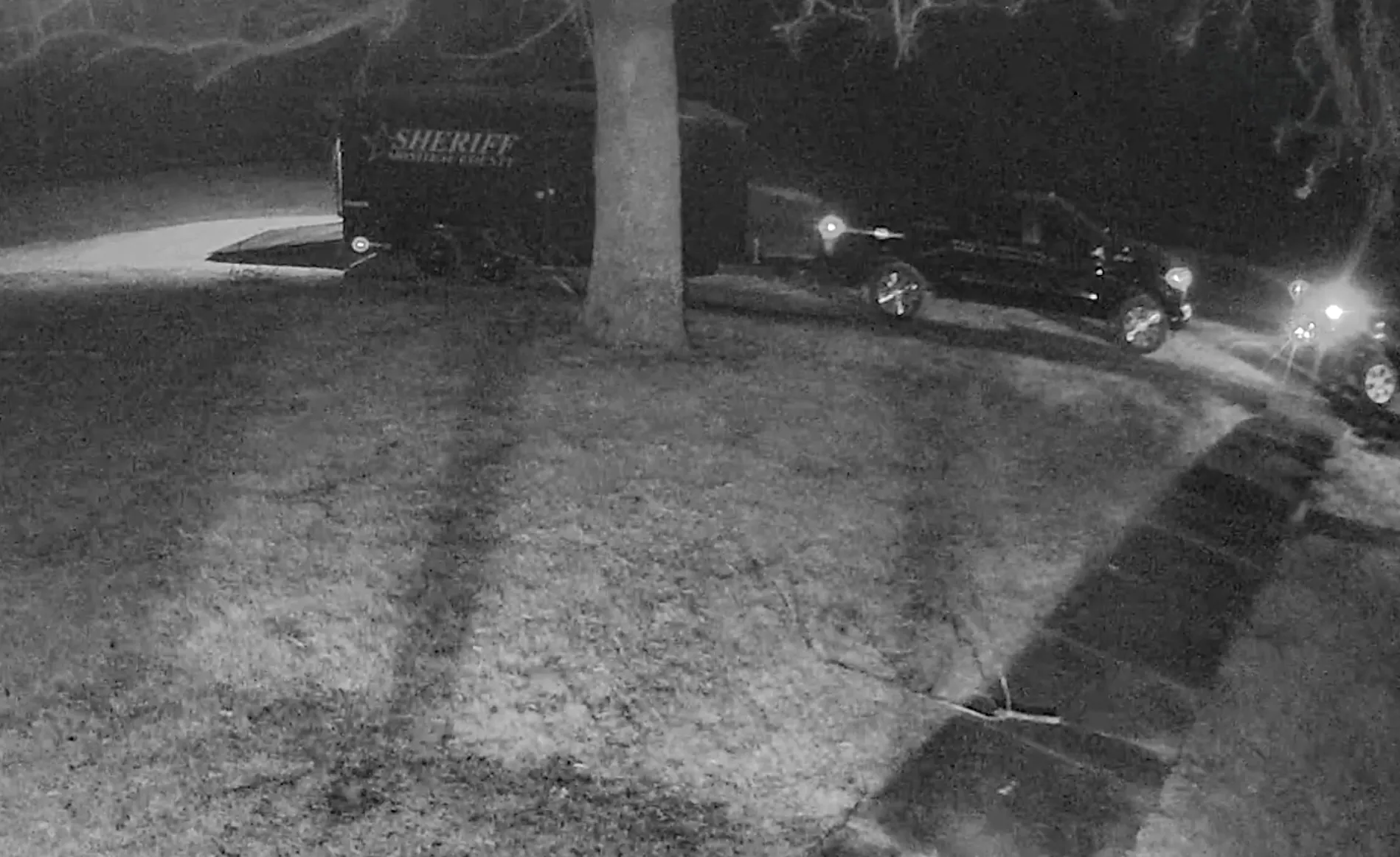 Une capture d'écran en noir et blanc d'une séquence de sécurité.