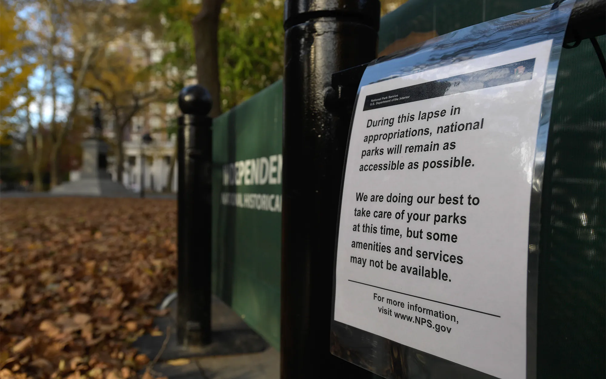 Un panneau de fermeture sur un site NPS à Philadelphie.