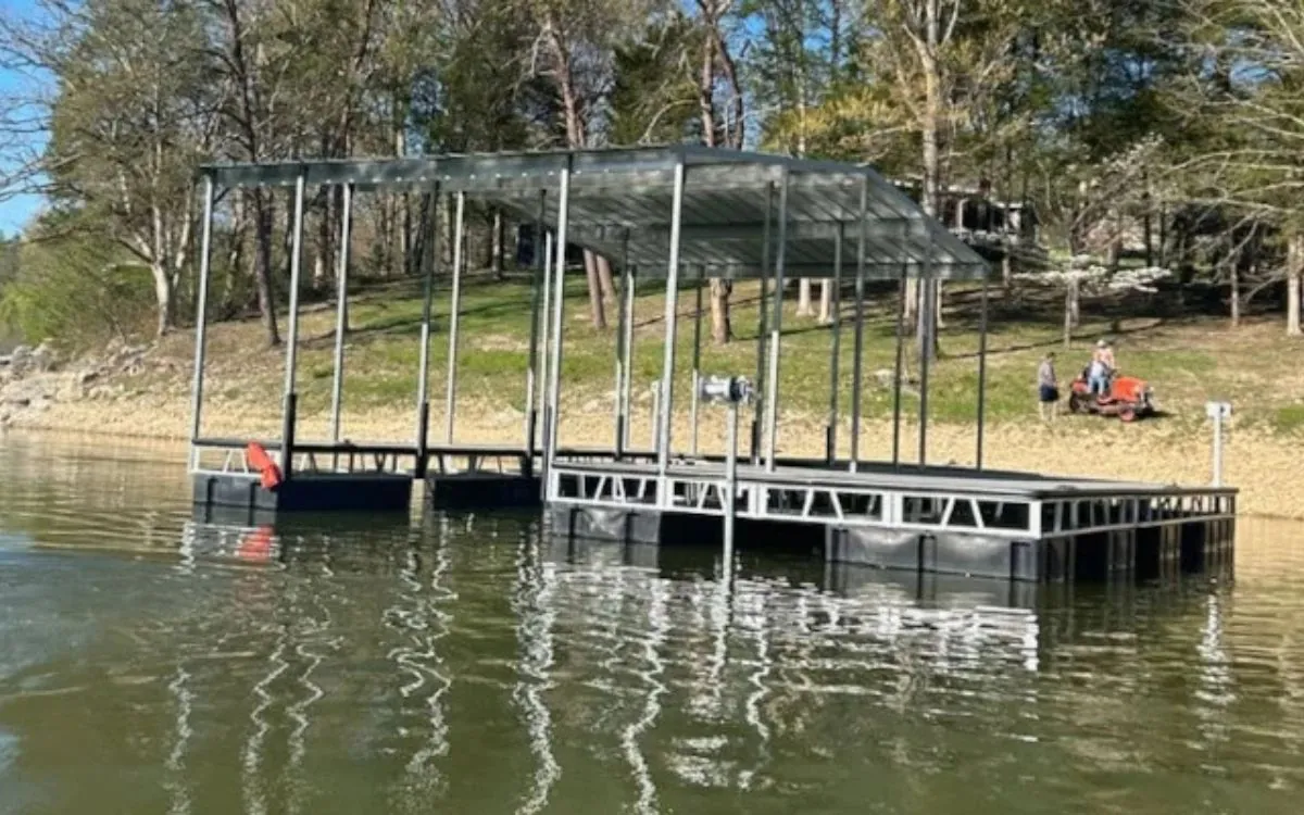 Un quai flottant se trouve sur un lac.