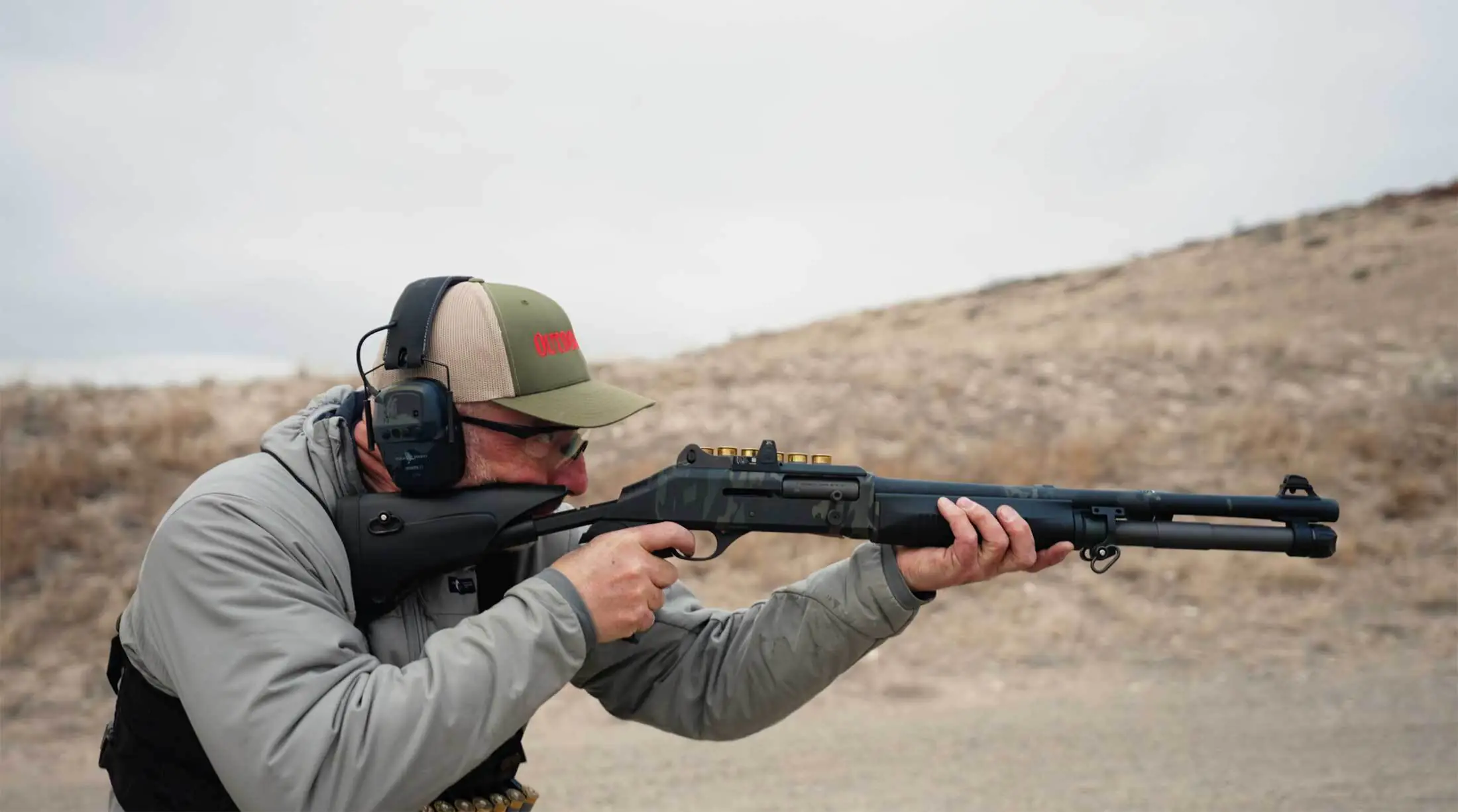 Prise de vue d'un Benelli M4 EXT sur un champ de tir au Montana