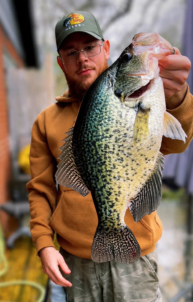 Un pêcheur avec une grosse marigane de l'Ohio.