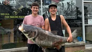Un adolescent du Kentucky bat un record mondial de carpe à grosse tête avec une flèche cassée