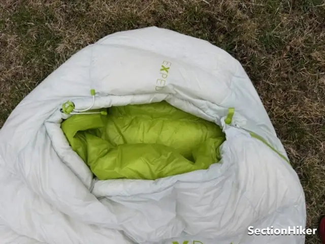 La capuche est contrôlée par un cordon de serrage à l'opposé de la fermeture éclair