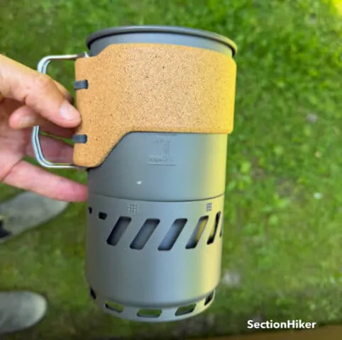 Le Switch est doté d'un pot échangeur de chaleur avec une poignée en liège et des poignées métalliques pliantes.